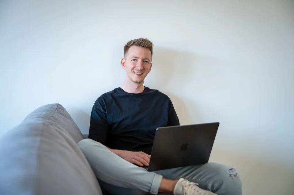 Patrick Kachelmuß von advance digital bei der Website-Entwicklung