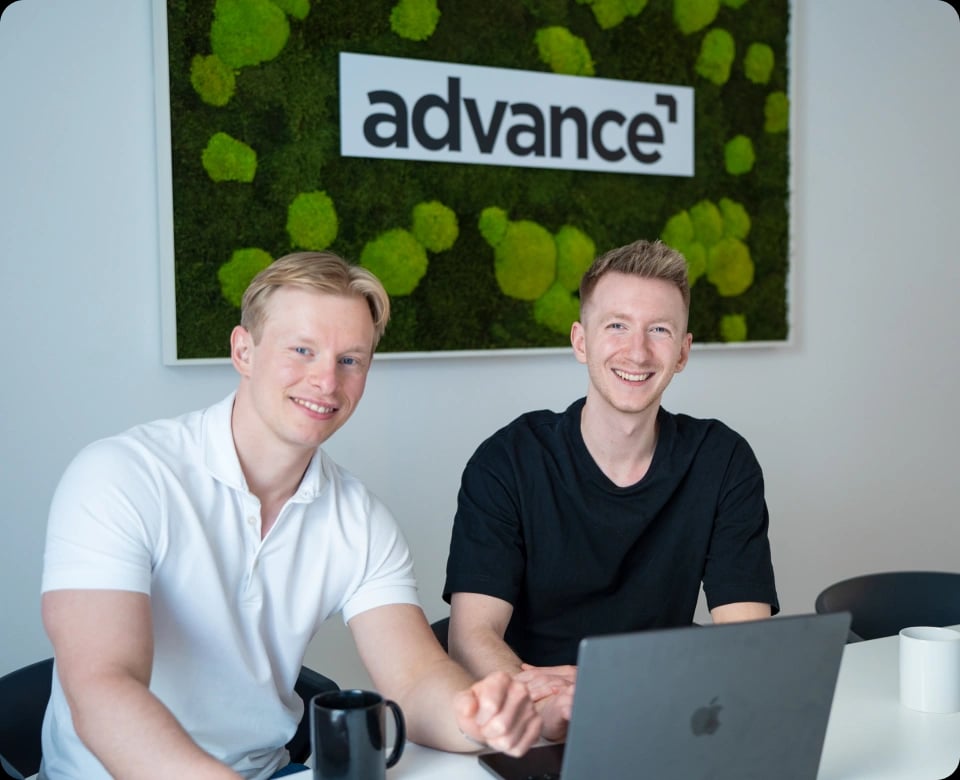 Tizian Wahl und Patrick Kachelmuß von advance digital im Büro in Heilbronn